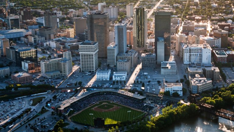 Découvrez Winnipeg, la capitale et la plus grande ville au Manitoba, un important centre dans les Prairies canadiennes.