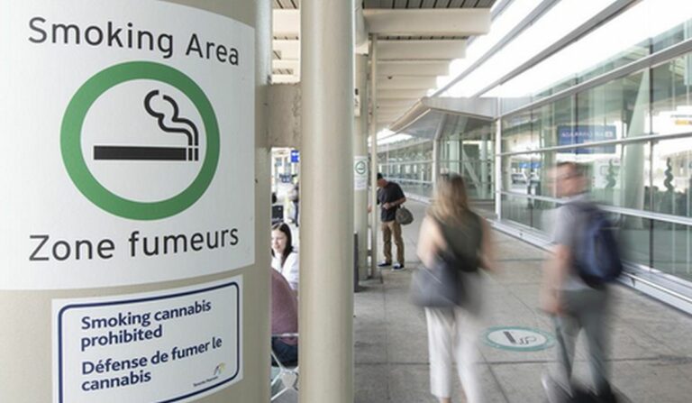 Espace fumeur à l&rsquo;aéroport Toronto Pearson : guide pour les voyageurs en quête de détente cigarette avant le vol